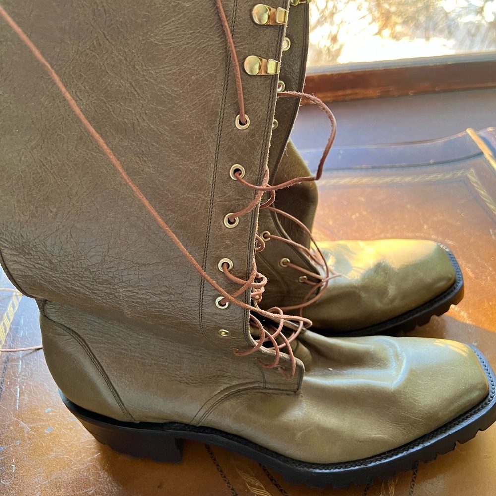 Men’s Caboots Olive Green boots with Vibram soles. Barely worn.